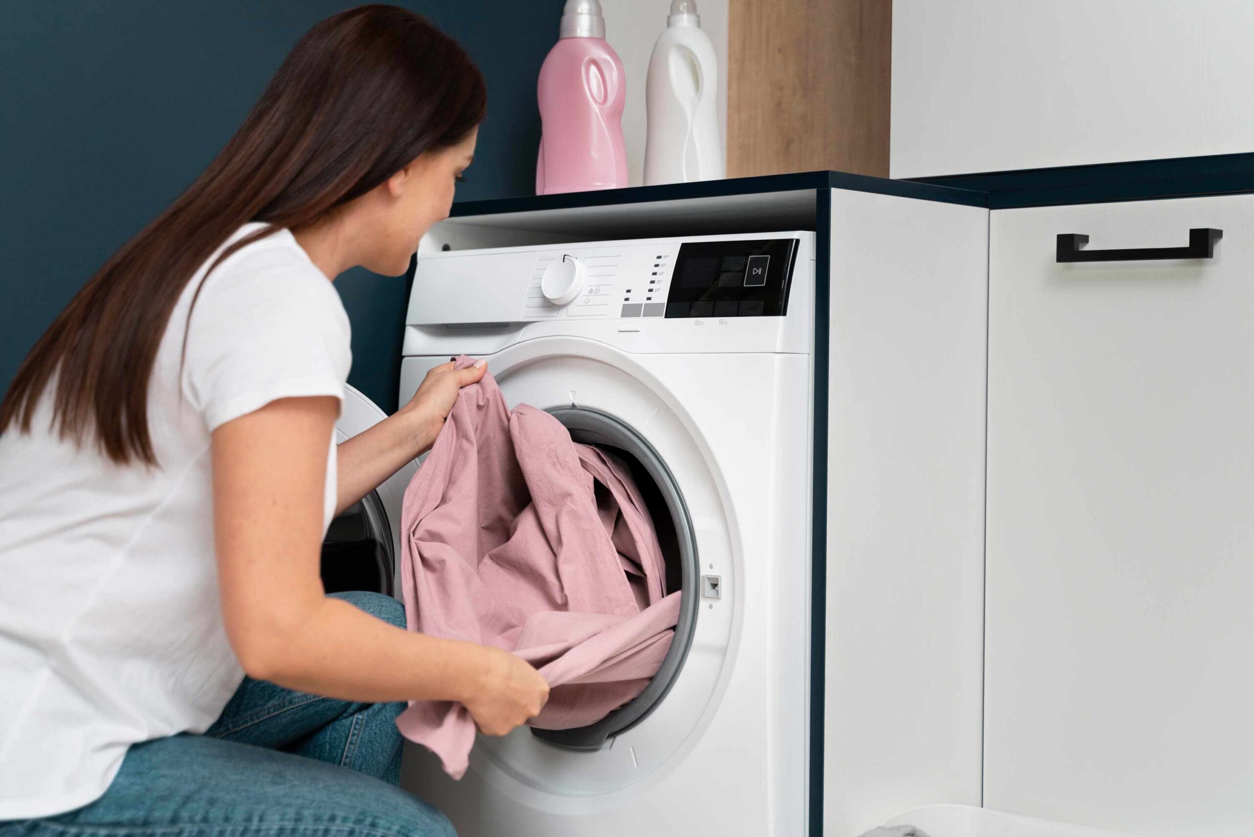 Стиральная машинка стирает белье
